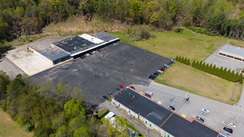 275 Riverside Dr, Bassett, VA à vendre - Photo de l’immeuble – Image 2 sur 33
