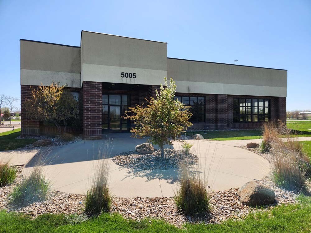 5005 Bowling St SW, Cedar Rapids, IA à vendre Photo de l’immeuble– Image 1 sur 21