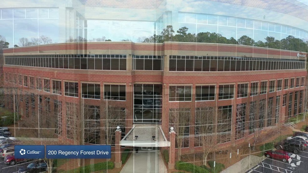 200 Regency Forest Dr, Cary, NC à vendre - Vidéo aérienne – Image 2 sur 7