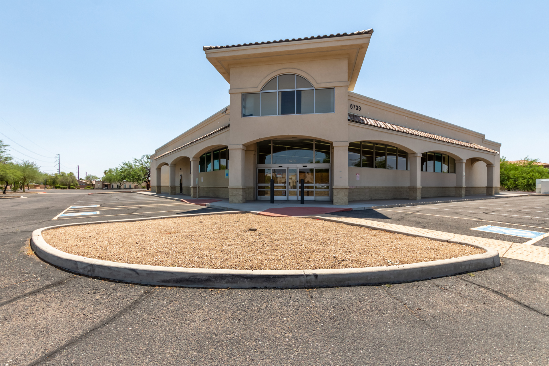 6739 W Cactus Rd, Peoria, AZ à louer Photo de l’immeuble– Image 1 sur 41