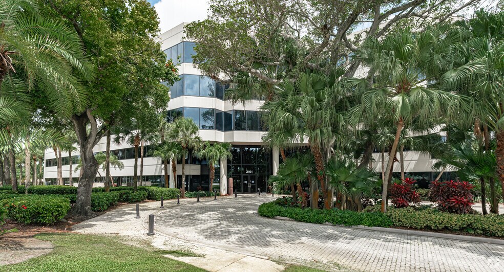 2101 W Commercial Blvd, Fort Lauderdale, FL à louer - Photo de l’immeuble – Image 3 sur 13