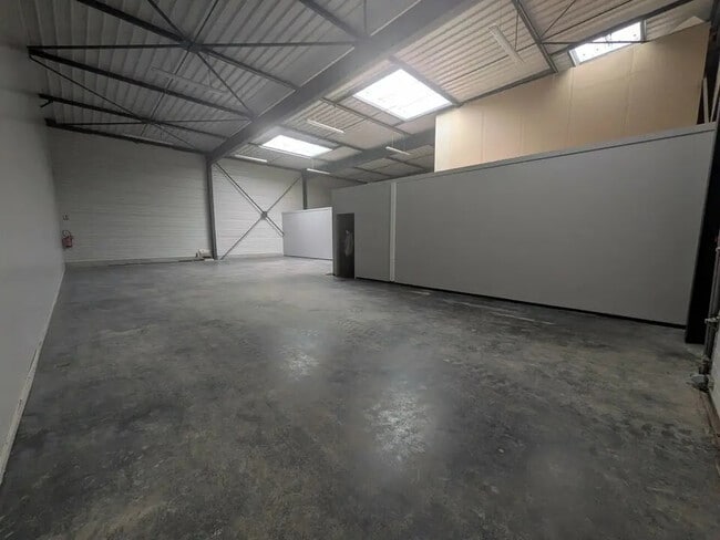 Plus de détails pour Local d'activités à louer