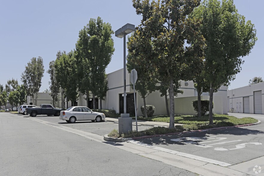 8541 Wellsford Rd, Santa Fe Springs, CA à louer - Photo de l’immeuble – Image 3 sur 6