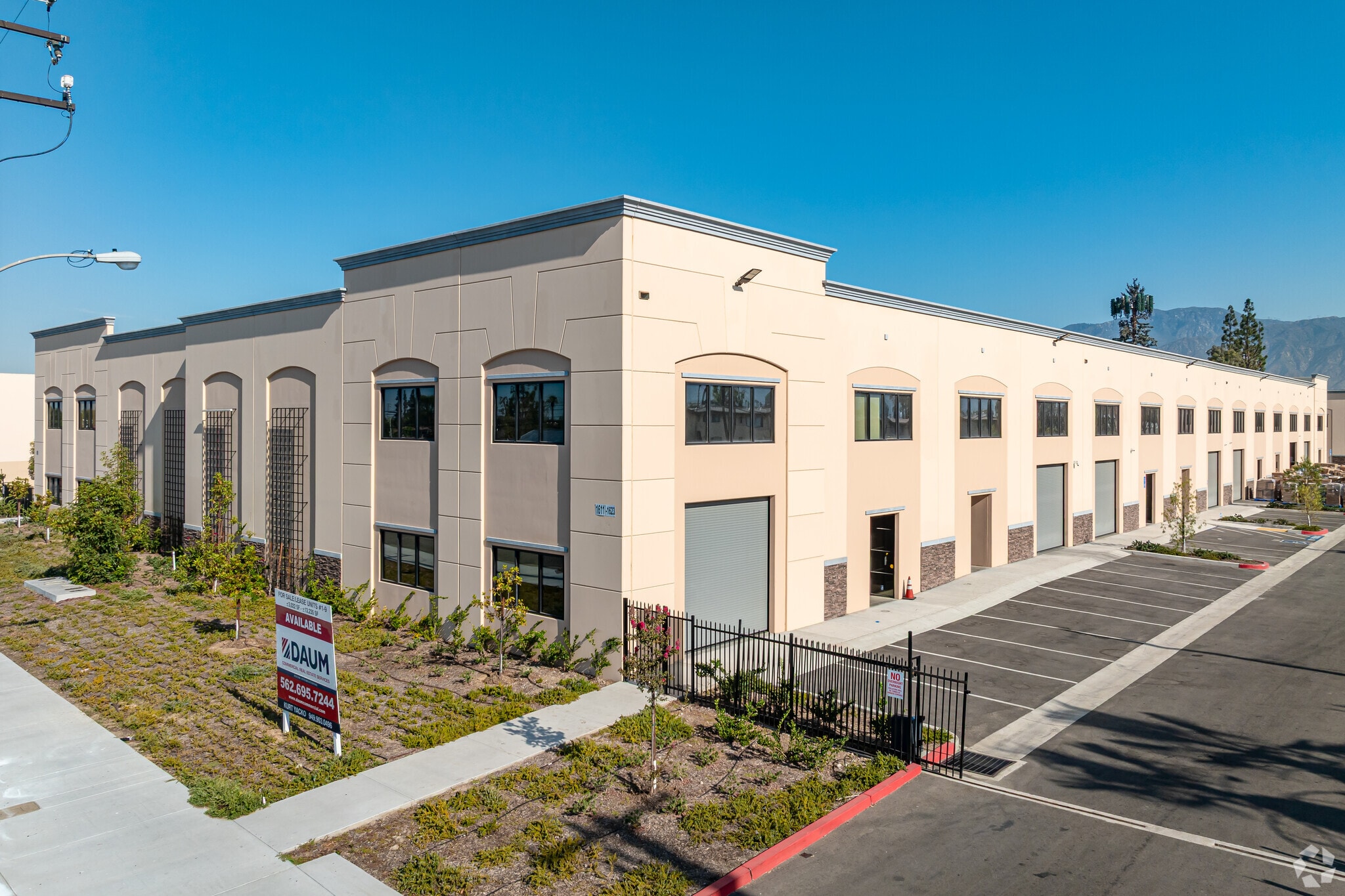 1611 W San Bernardino Rd, West Covina, CA à louer Photo principale– Image 1 sur 9