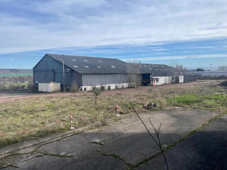 Local d'activités dans Saint-Pierre-la-Garenne à vendre - Photo de l’immeuble – Image 3 sur 13