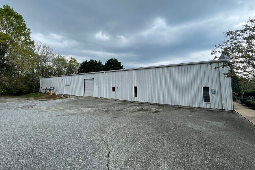 203 Aero Ct, Greensboro, NC à louer - Photo de l’immeuble – Image 2 sur 2