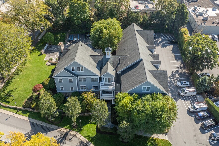 2 Dearfield Dr, Greenwich, CT à louer - Photo de l’immeuble – Image 2 sur 3