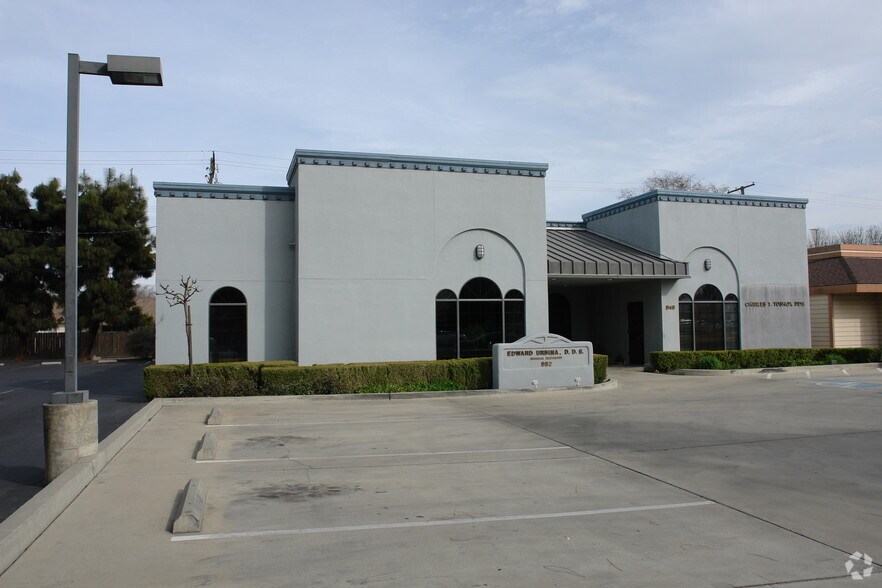 946-952 N Cherry St, Tulare, CA à louer - Photo de l’immeuble – Image 3 sur 3