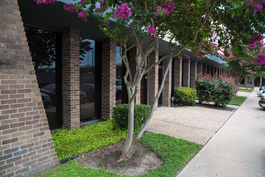 111 W Anderson Ln, Austin, TX à louer - Photo de l’immeuble – Image 2 sur 11
