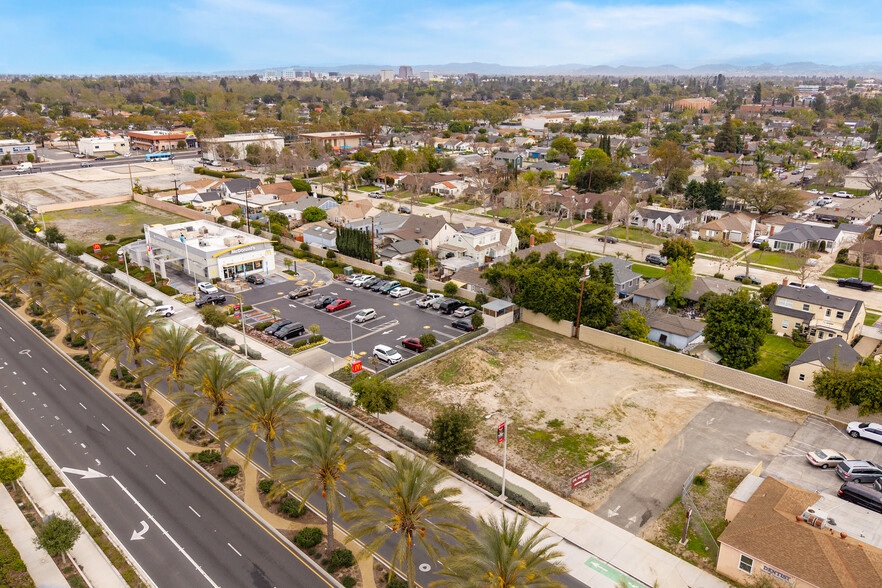 1421 N Bristol St, Santa Ana, CA à vendre - Photo de l’immeuble – Image 2 sur 13