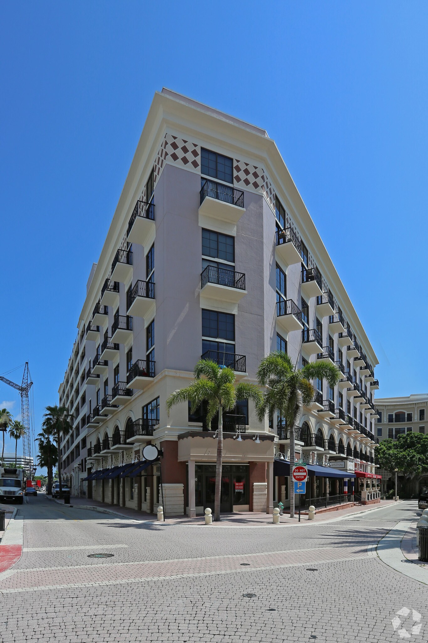101 N Clematis St, West Palm Beach, FL à louer Photo de l’immeuble– Image 1 sur 5