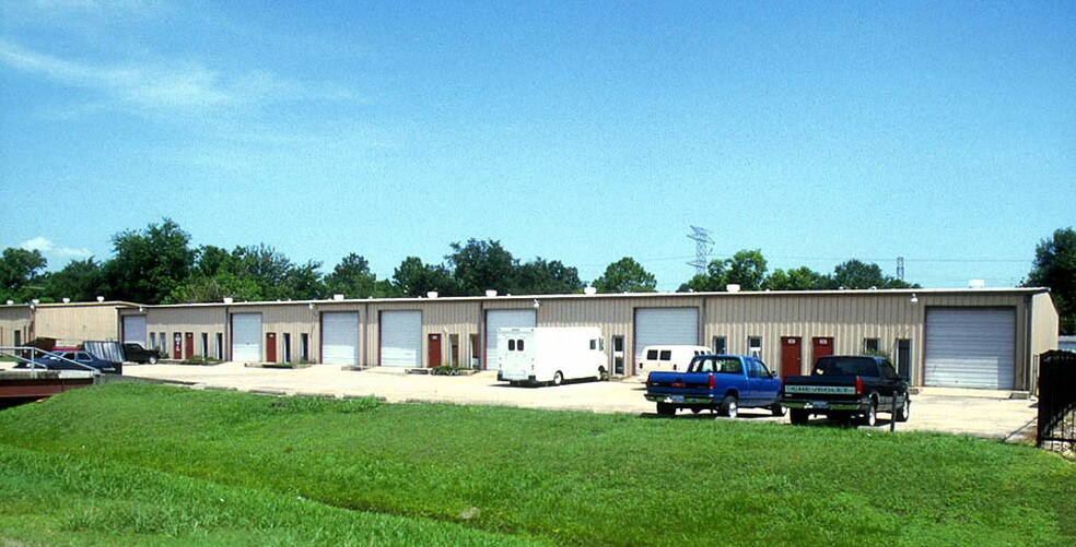 9050 Emnora Ln, Houston, TX à louer - Photo de l’immeuble – Image 1 sur 11