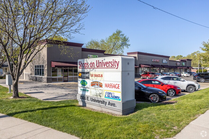 2355 E University Ave, Des Moines, IA à louer - Photo de l’immeuble – Image 3 sur 3