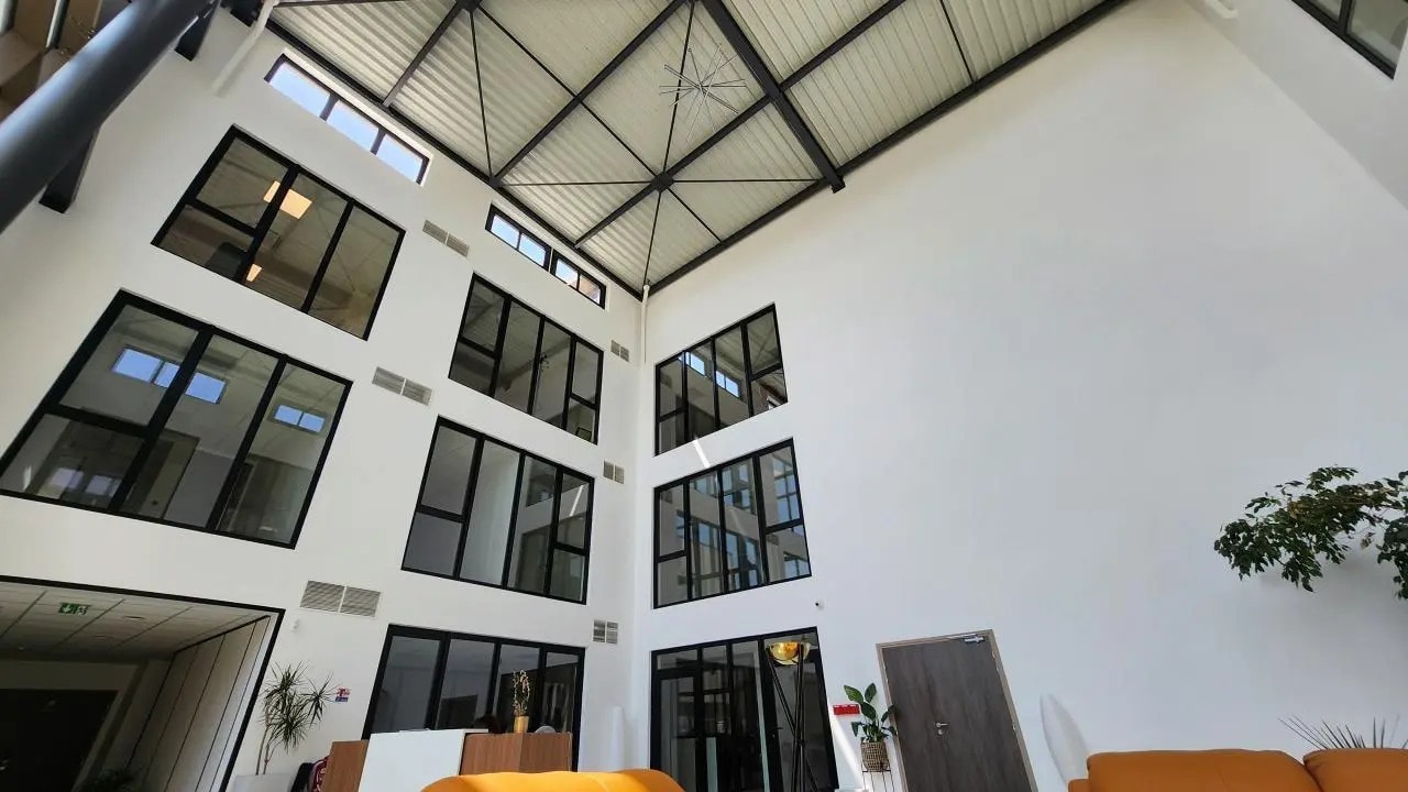 Bureau dans Croissy-Beaubourg à louer Hall d’entrée– Image 1 sur 2