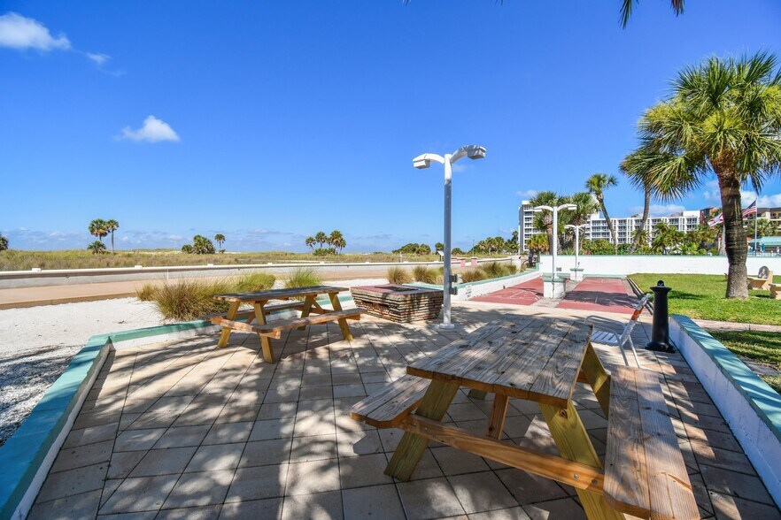 11730 Gulf Blvd, Treasure Island, FL à vendre - Photo de l’immeuble – Image 2 sur 15