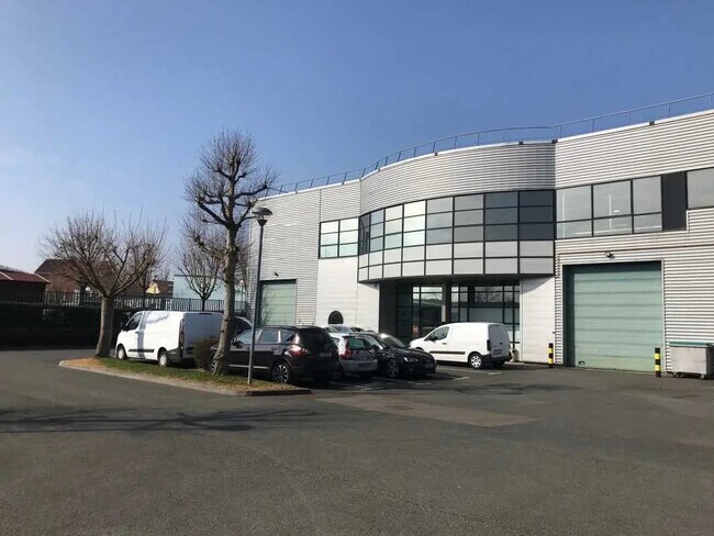 Plus de détails pour 1 Rue Du Groupe Manoukian, Élancourt - Bureau, Local d'activités à louer