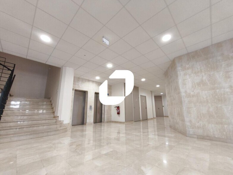 Bureau dans Rosny-sous-Bois à louer - Hall d’entrée – Image 2 sur 5