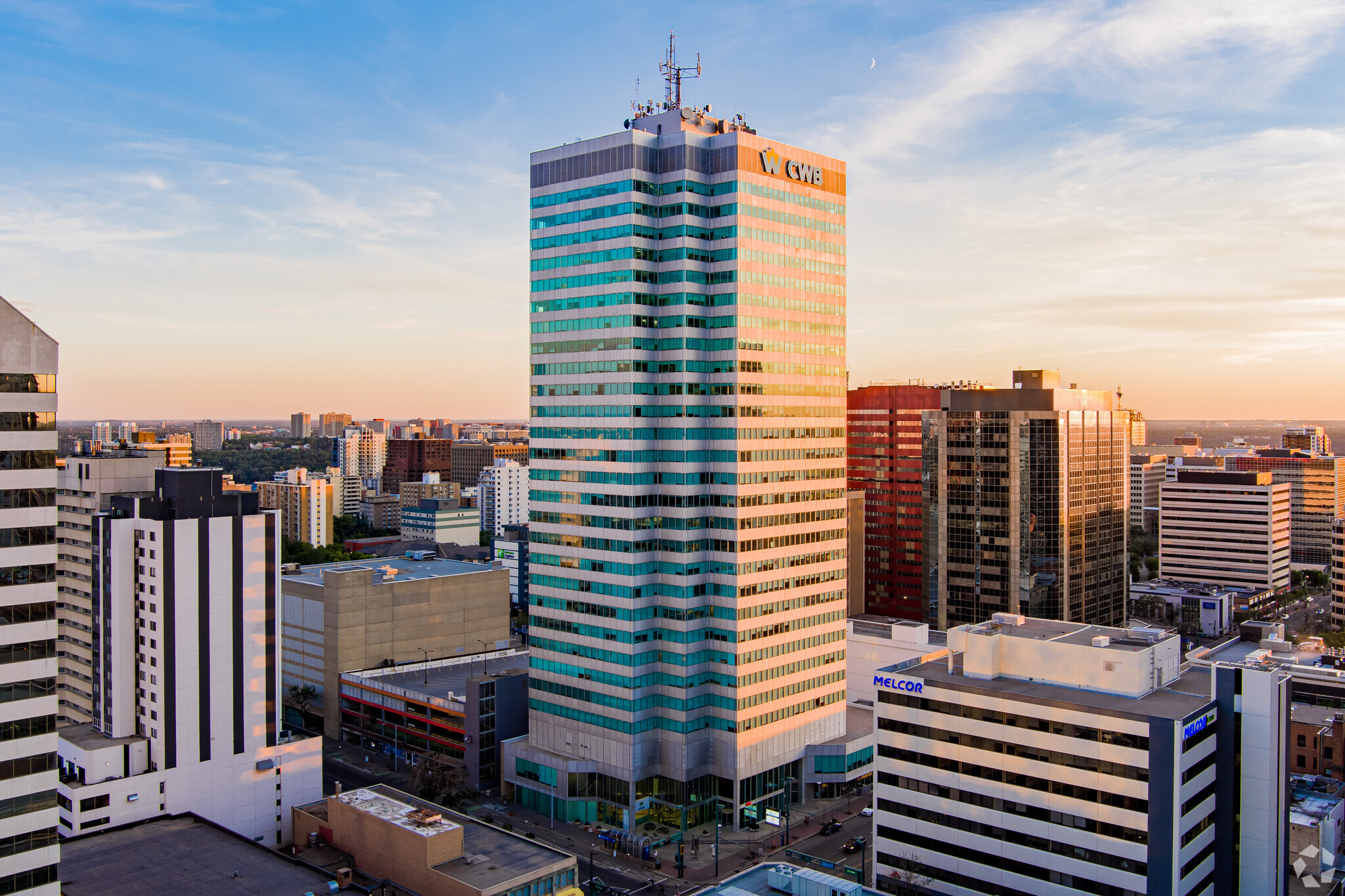 10303 Jasper Ave NW, Edmonton, AB à louer Photo de l’immeuble– Image 1 sur 7