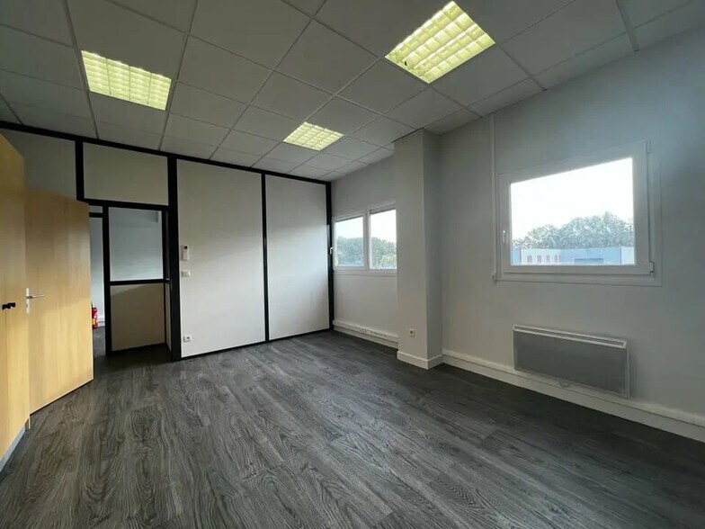 Bureau dans Allonne à louer - Photo de l’immeuble – Image 3 sur 12