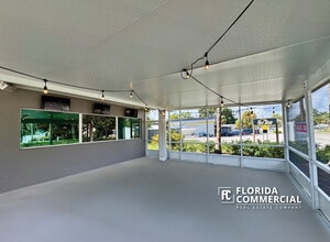 796 NE Dixie Hwy, Jensen Beach, FL à vendre Photo intérieure– Image 2 sur 17