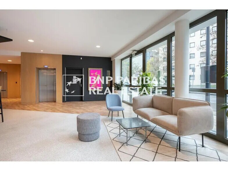 Bureau dans Saint-Denis à louer - Photo de l’immeuble – Image 3 sur 12