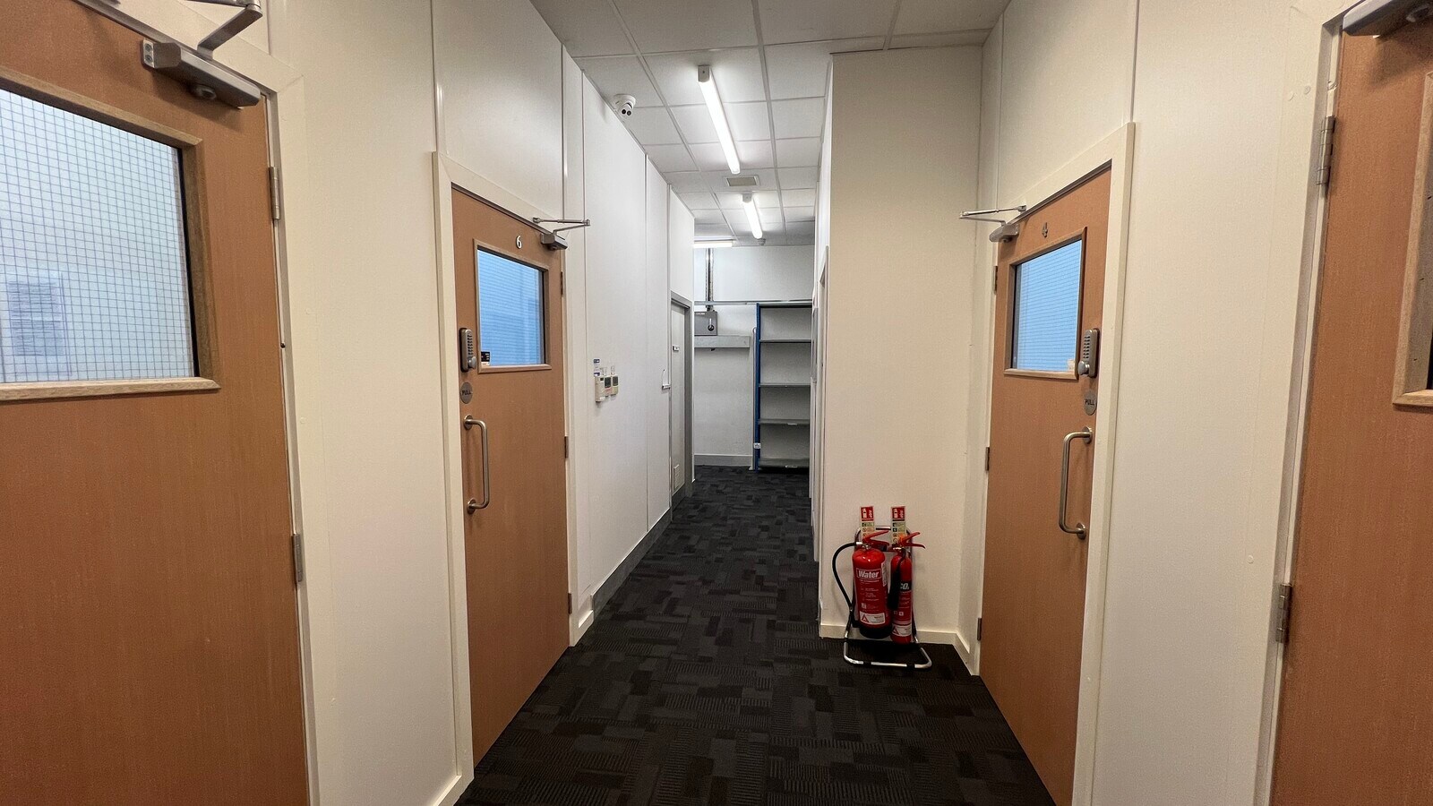 Market Pl, Romford, LND RM1 3AB - Lot 2B -  - Photo intérieure - Image 1 of 2