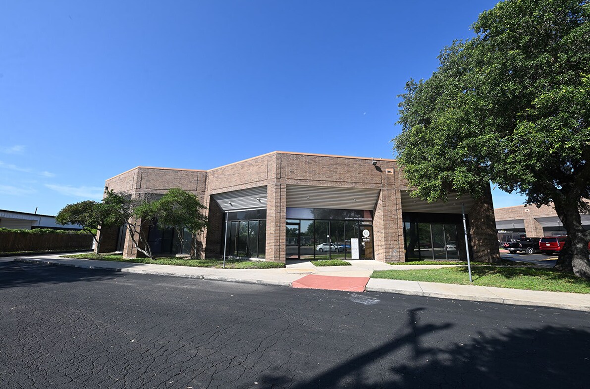 1313 SE Military Dr, San Antonio, TX à louer Photo principale– Image 1 sur 14