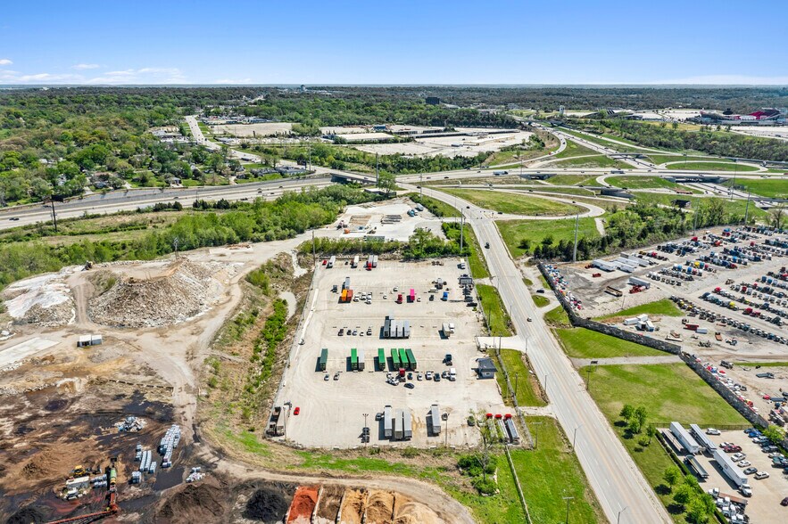 7850 E US Highway 40, Kansas City, MO à louer - Photo de l’immeuble – Image 3 sur 5