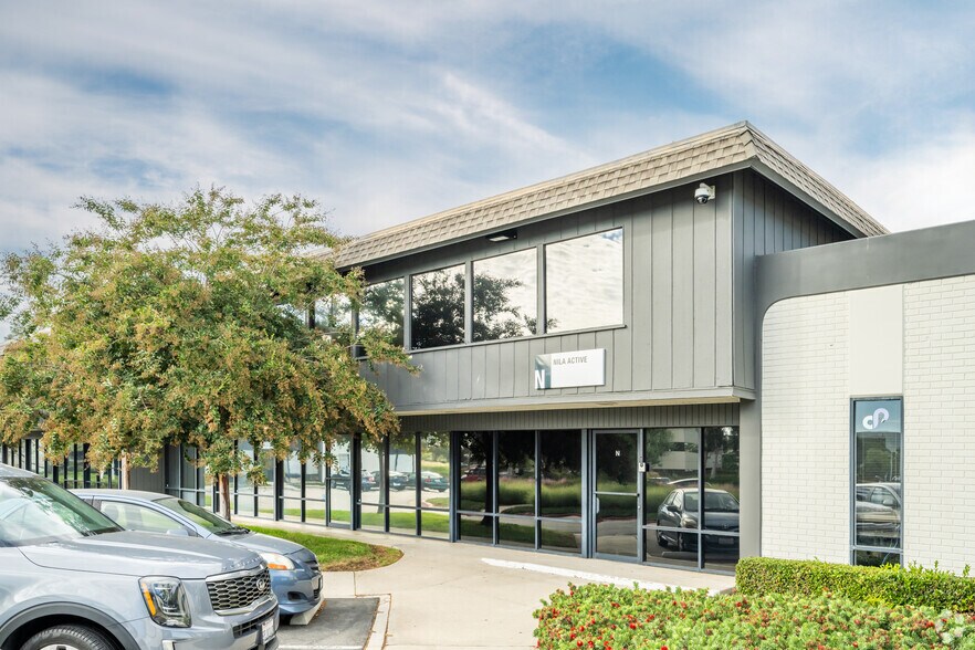 17981 Sky Park Cir, Irvine, CA à louer - Photo de l’immeuble – Image 1 sur 4