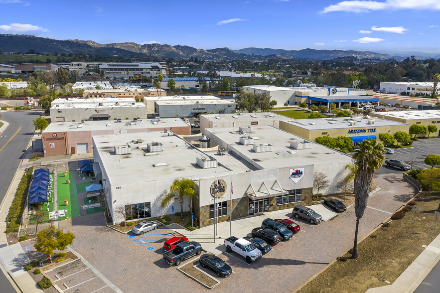692-694 Rancheros Dr, San Marcos, CA à louer - Photo de l’immeuble – Image 3 sur 12
