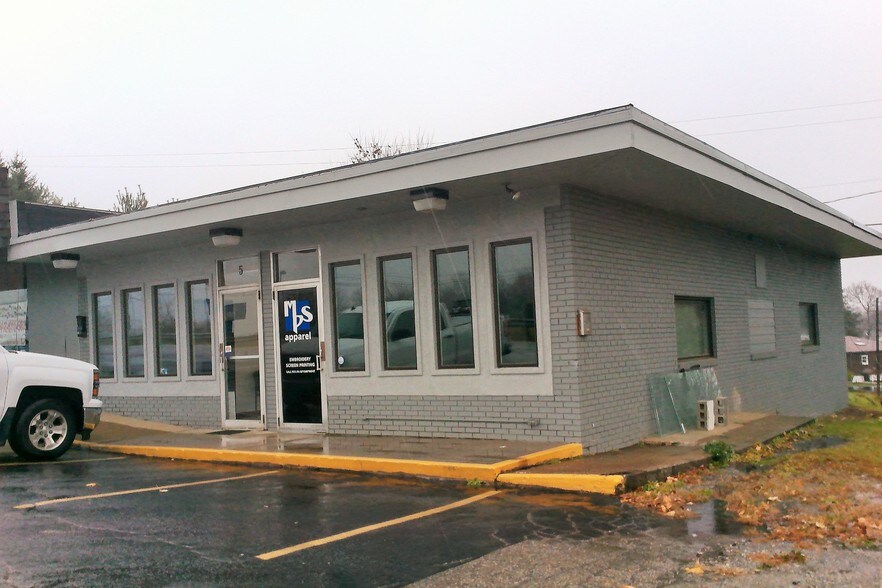 3 W Hempfield Dr, Irwin, PA à louer - Photo principale – Image 1 sur 24