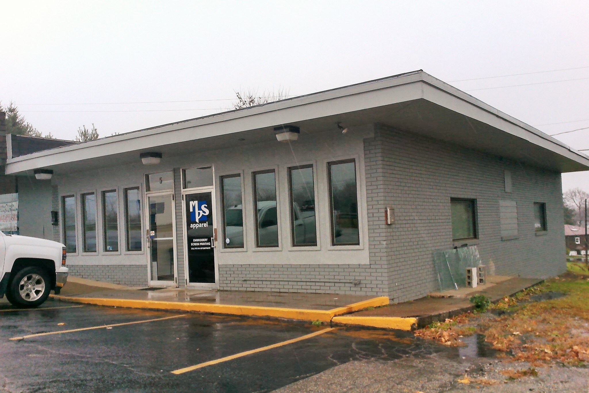 3 W Hempfield Dr, Irwin, PA à louer Photo principale– Image 1 sur 25