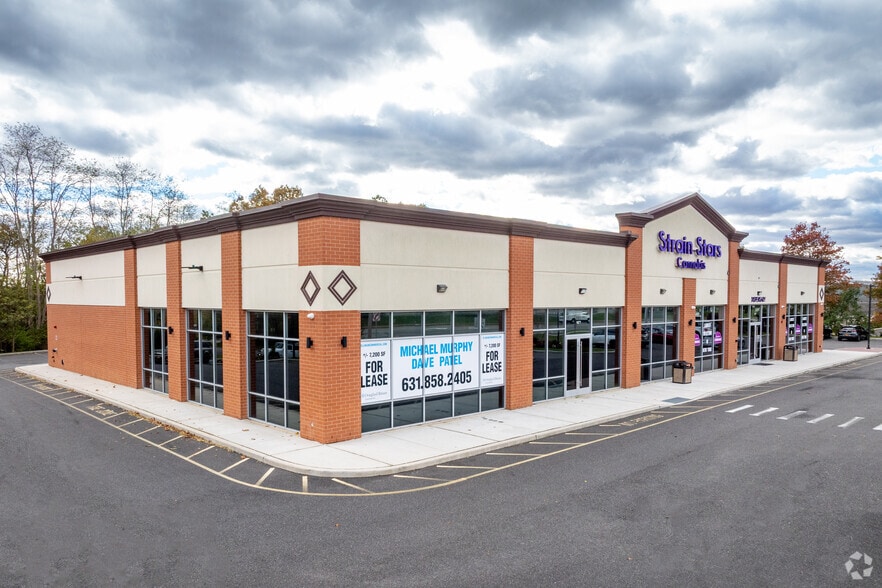 1871 Old Country Rd, Riverhead, NY à louer - Photo principale – Image 1 sur 5