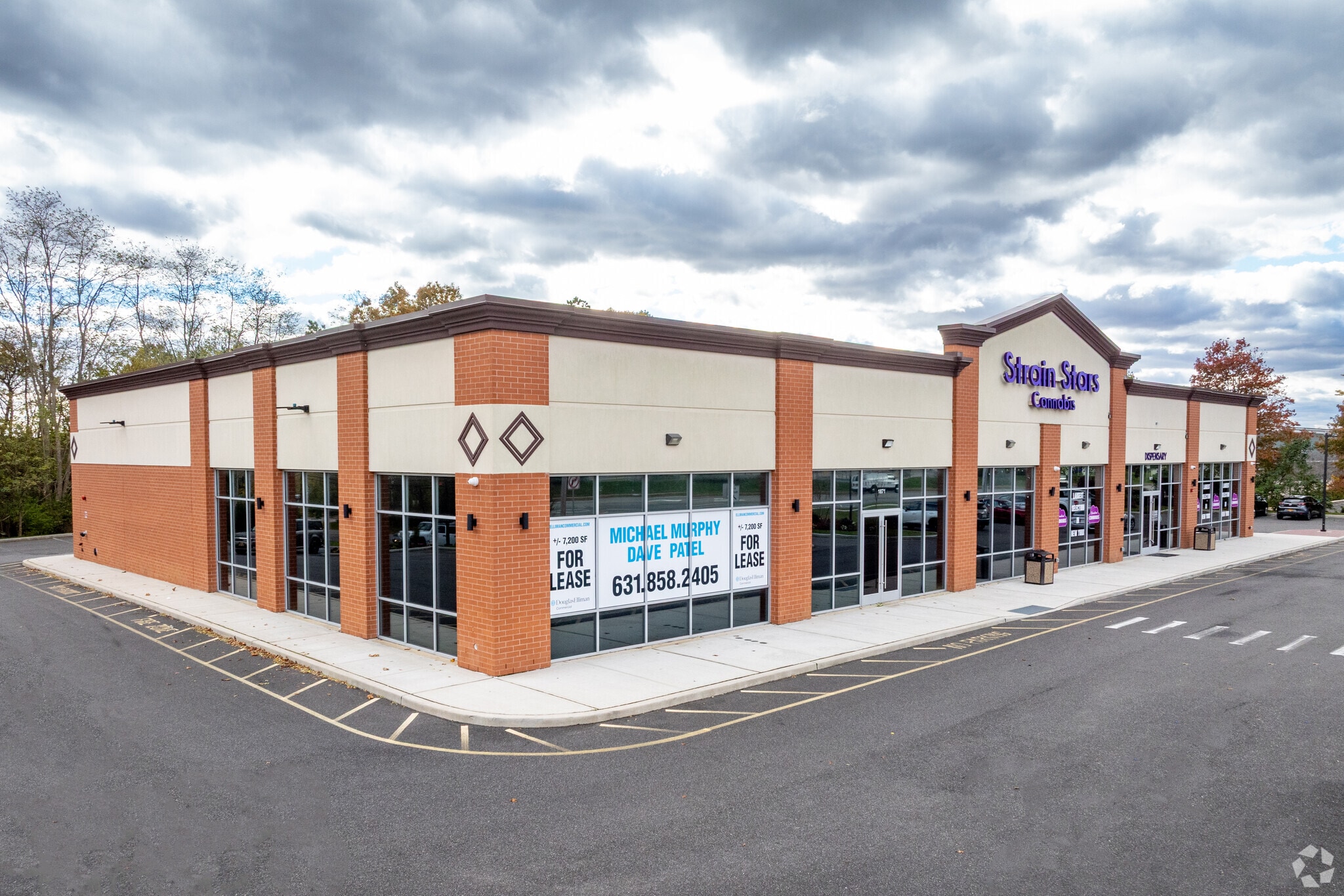 1871 Old Country Rd, Riverhead, NY à louer Photo principale– Image 1 sur 6