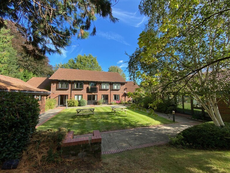 3 Bassett Av, Southampton à louer - Photo de l’immeuble – Image 1 sur 8