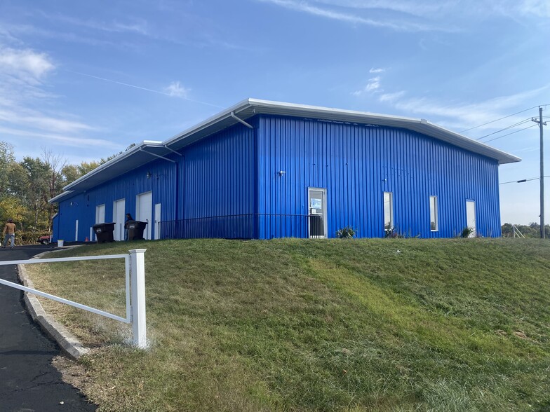 3345 Commerce Dr, Columbus, IN à louer - Photo principale – Image 1 sur 19
