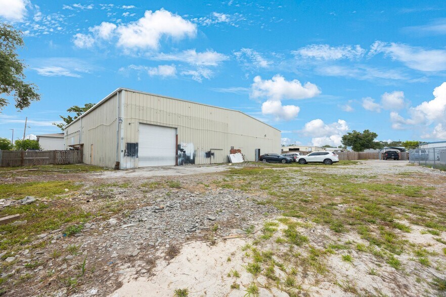 9161 131st Pl N, Largo, FL à louer - Photo de l’immeuble – Image 3 sur 37