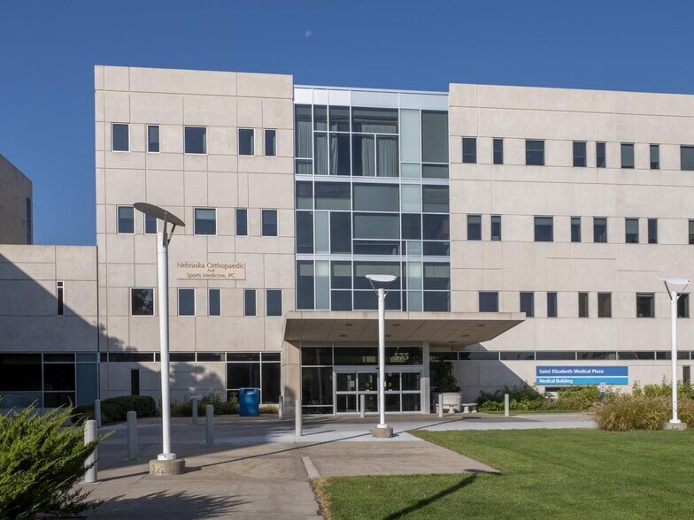 575 S 70th St, Lincoln, NE à louer - Photo de l’immeuble – Image 3 sur 12