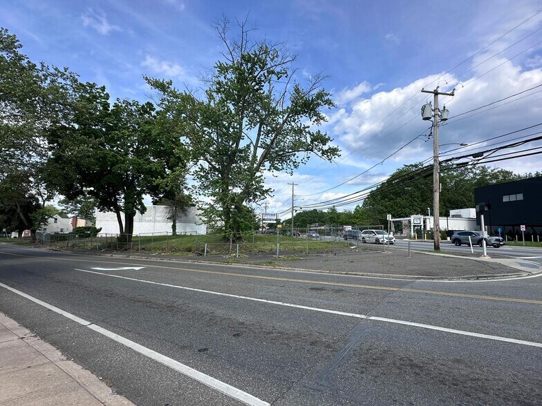 449 E Jericho Tpke, Huntington Station, NY à vendre - Photo de l’immeuble – Image 3 sur 4