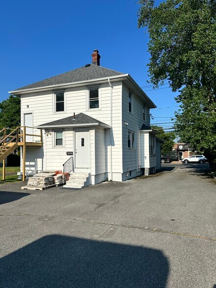166 Higbie Ln, West Islip, NY à louer - Photo de l’immeuble – Image 3 sur 9