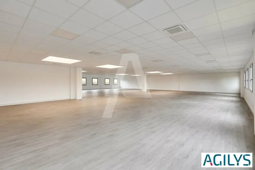 Local d’activités dans Lisses à louer - Photo intérieure – Image 2 sur 11