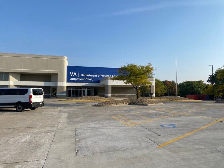 4000 University Ave, Waterloo, IA à louer - Photo de l’immeuble – Image 2 sur 4