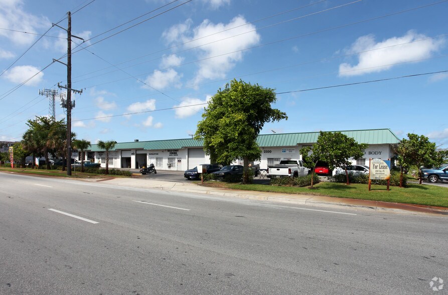2100 N Powerline Rd, Pompano Beach, FL à louer - Photo de l’immeuble – Image 2 sur 2