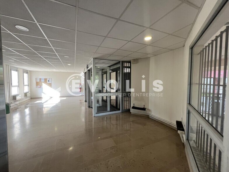 Bureau dans Noisy-le-Grand à louer - Photo de l’immeuble – Image 3 sur 12