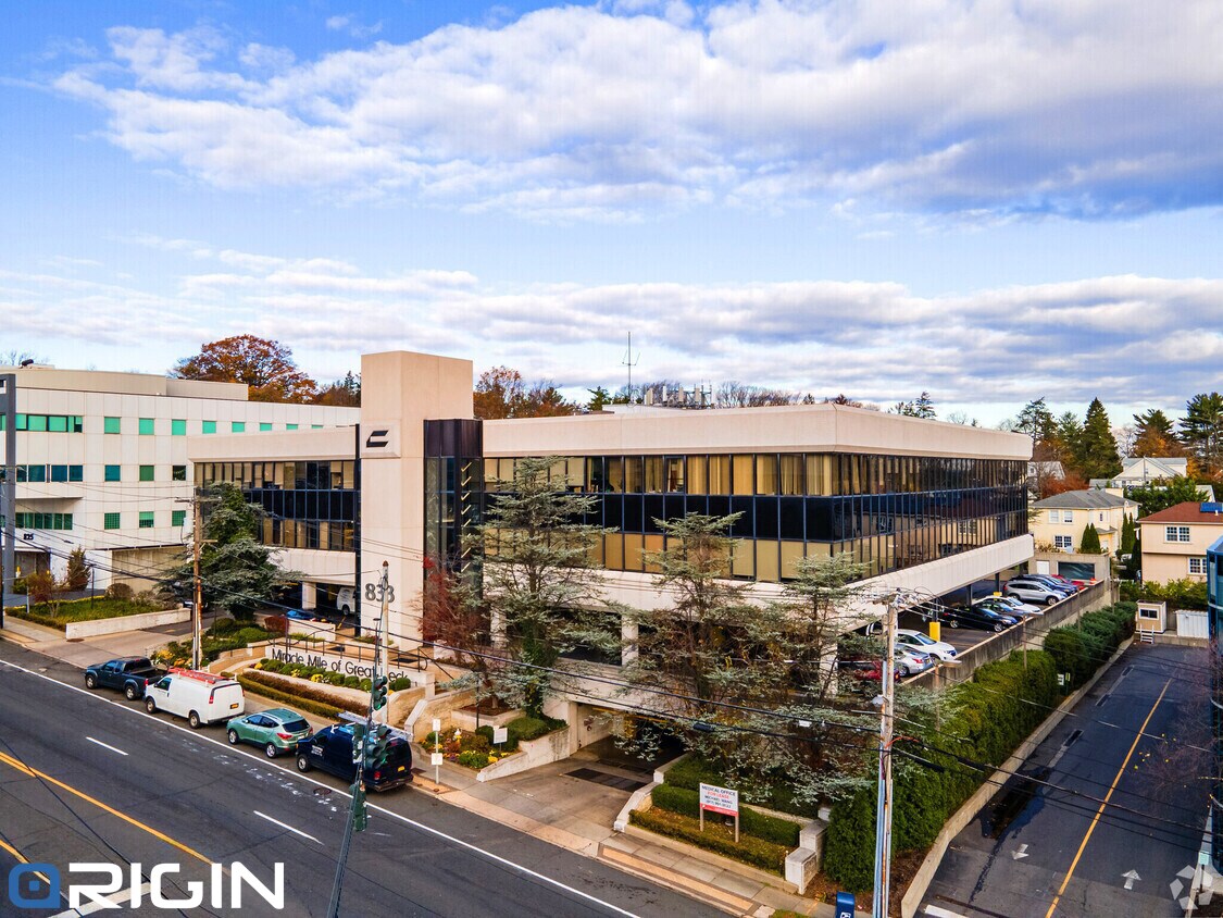 833 Northern Blvd, Great Neck, NY à louer Photo principale– Image 1 sur 15