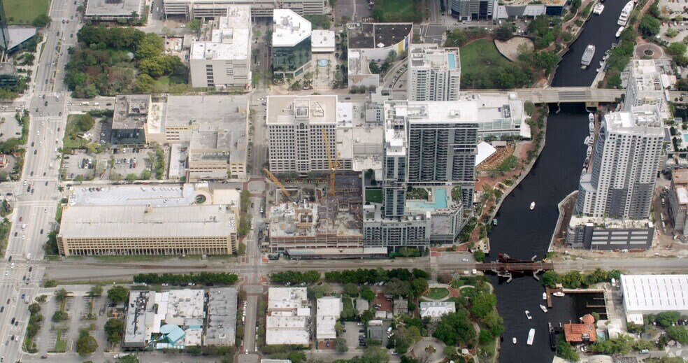 140 SW 2nd` St, Fort Lauderdale, FL à louer - Photo principale – Image 1 sur 2