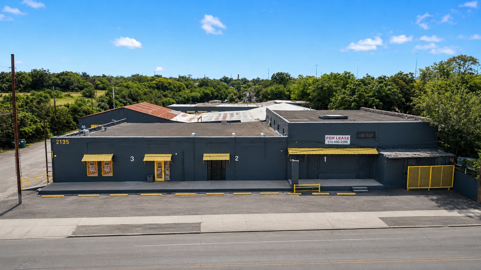2600 S Flores St, San Antonio, TX à louer Photo de l’immeuble– Image 1 sur 7