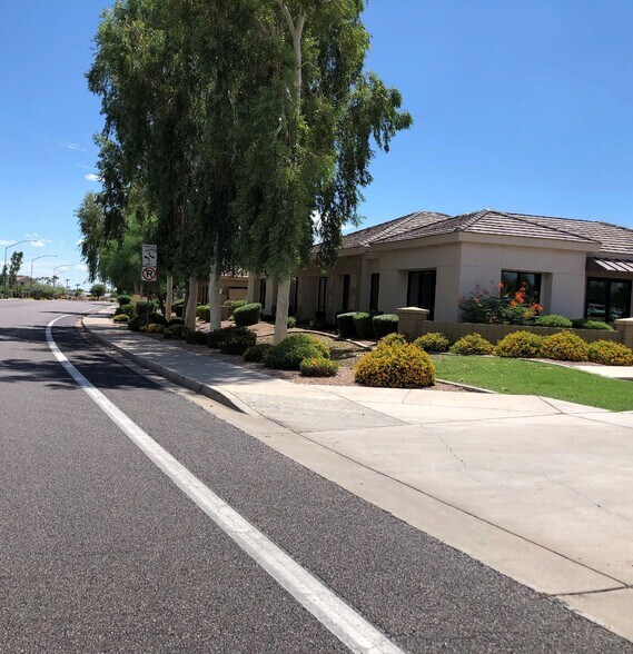 7165 E University Dr, Mesa, AZ à louer - Photo de l’immeuble – Image 3 sur 5