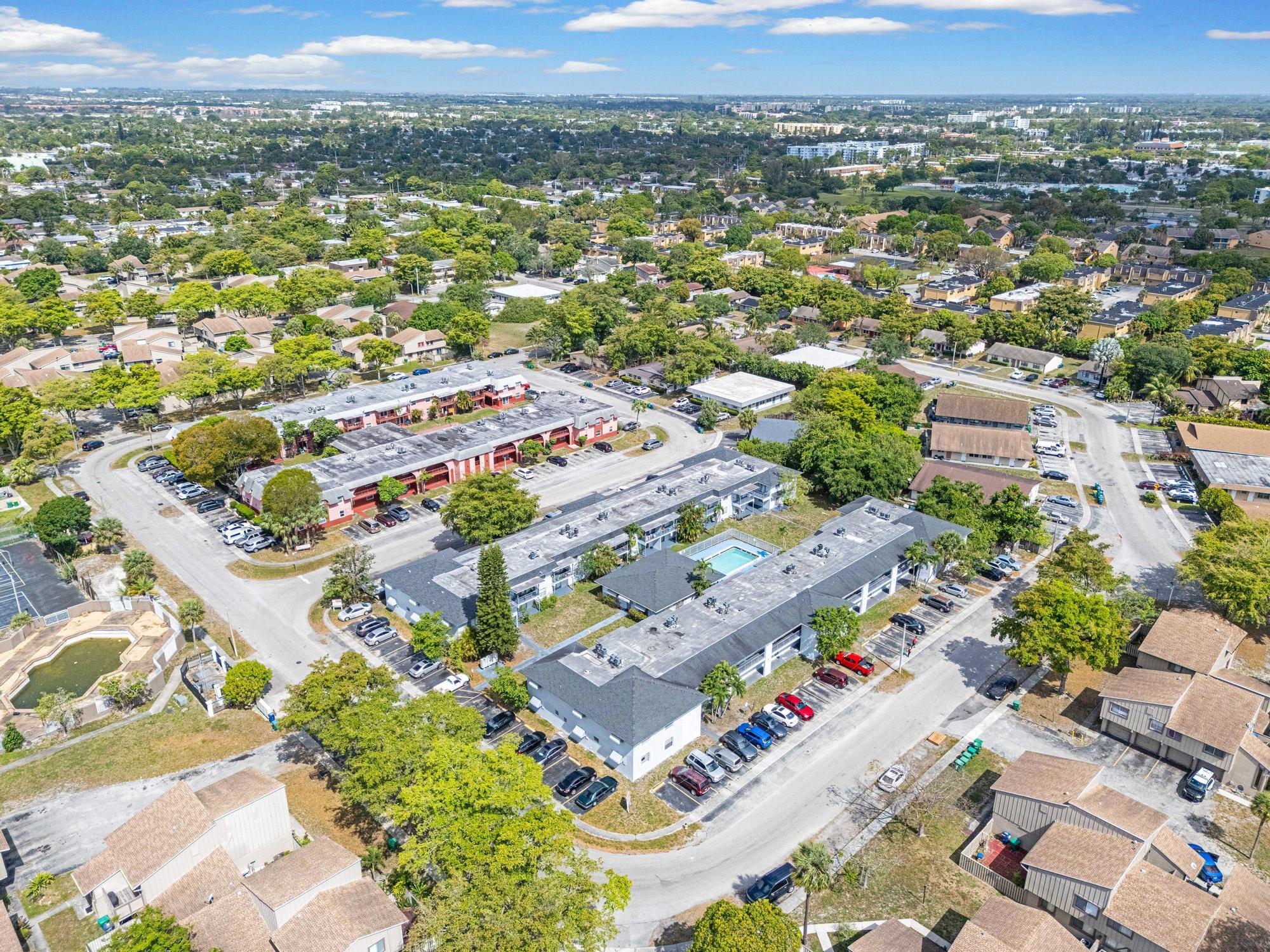 2221 NW 58th Ave, Lauderhill, FL à vendre Photo de l’immeuble– Image 1 sur 41