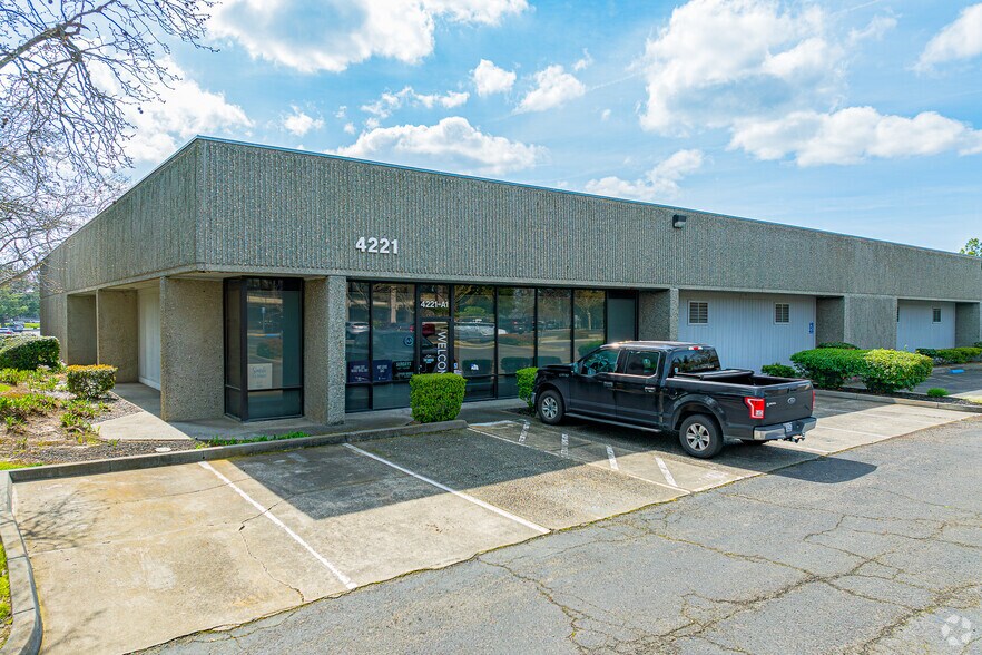 4221 N Freeway Blvd, Sacramento, CA à louer - Photo principale – Image 1 sur 13
